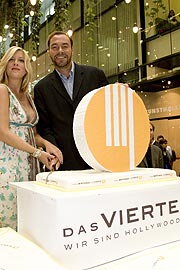 Hollywood Star Tori Spelling schnitt anl&auml;sslich des ersten Geburtstags von DAS VIERTE gemeinsam mit dessen Gesch&auml;ftsf&uuml;hrer Wolfram Winter eine riesige Torte in den 5H&ouml;fen an und verteilte sie an die M&uuml;nchner &copy;Foto: Gerd Krautbauer